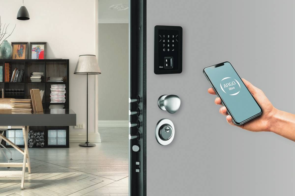 Porta con serratura smart