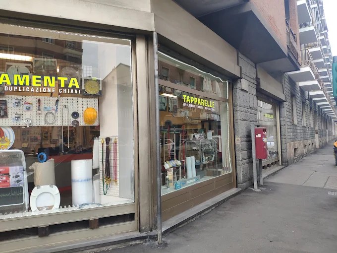 L'ingresso del negozio in Via Monte Rosa 83