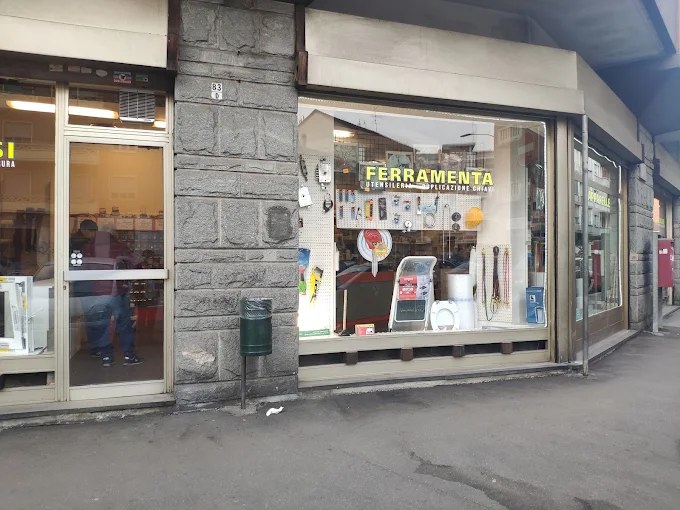 La vetrina di Ferramenta Venere in Via Monte Rosa a Torino